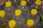 Na zdjęciu plastikowe butelki z żółtym korkiem wypełnione bezbarwną cieczą.