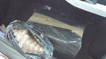 Bagażnik fiata, w którym schowane były nielegalne wyroby tytoniowe.