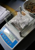 Na zdjęciu susz marihuany na wadze. Waga wskazuje 6,676 grama. 