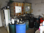 Pomieszczenie gospodarcze z ujawnionymi paleto-pojemnikami z instalacją do tankowania oleju opałowego