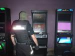 Funkcjonariusz na tle nielegalnych automatów do gry