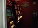 Na zdjęciu automaty do gier hazardowych, stojące w nielegalnym punkcie gier.
