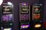 Trzy automaty do gier hazardowych, stojące obok siebie. Na urządzeniach nazwa Futura i napis Konkurs Matematyczny.