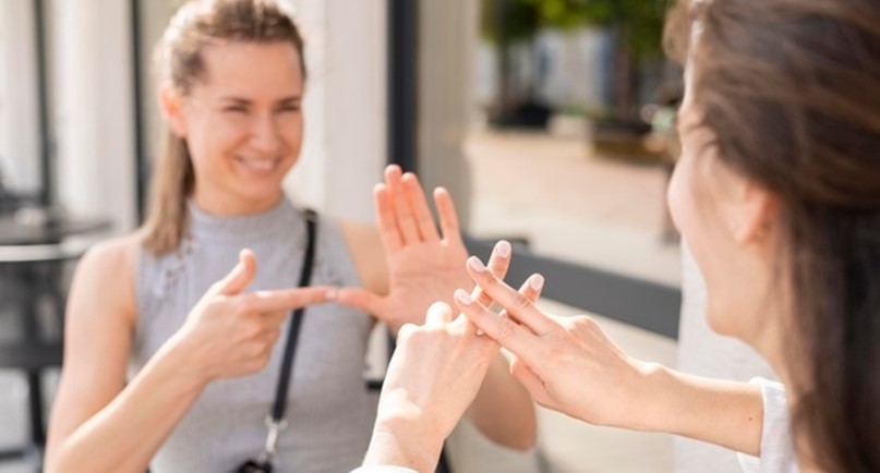 Kobiety rozmawiające w języku migowym