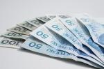Rozłożone banknoty o nominale 100 i 50 zł.  