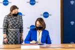 Szefowa KAS Magdalena Rzeczkowska podpisuje porozumienie
