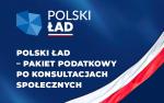 Na granatowym tle napis Polski ład - pakiet podatkowy po konsultacjach społecznych. W prawym dolnym rogu biało-czerwona wstęga