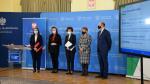 Zdjęcie przedstawiające przemawiającą Panią Magdalenę Rzeczkowską Szefa KAS w tle stoją 4 inne osoby