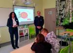 Funkcjonariusze KAS podczas prelekcji w  Niepublicznej Szkole Podstawowej w Bełchatowie.