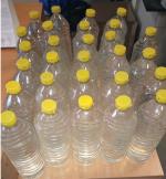 Butelki plastikowe z żółtym korkiem.  