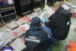 Funkcjonariusze KAS i CBŚP liczą torby z narkotykami
