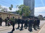 Delegacje służb mundurowych idą w kierunku Grobu Nieznanego Żołnierza