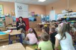 Pracownik US w Poddębicach czyta dziecią