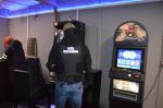 Dwóch funkcjonariuszy w lokalu z nielegalnymi automatami do gier
