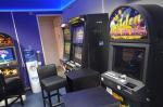 Wnętrze lokalu z nielegalnymi automatami do gier hazardowych.