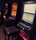 Automaty do gier hazardowych, stojące pod ścianą.