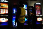 Funkcjonariusz ogląda zatrzymane automaty hazardowe.