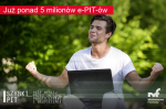 Grafika promującą akcję MF Szybki Pit na której widać zadowolonego mężczyznę z laptopem na kolanach oraz między innymi napis „Już ponad 5 milionów e-PIT-ów